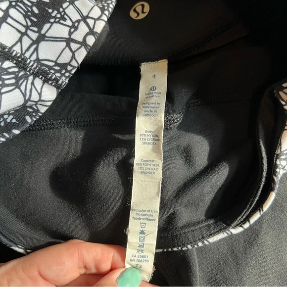 Reversible Lululemon Groove Crop SZ 4-Glacier Lace/Black - Picture 9 of 13